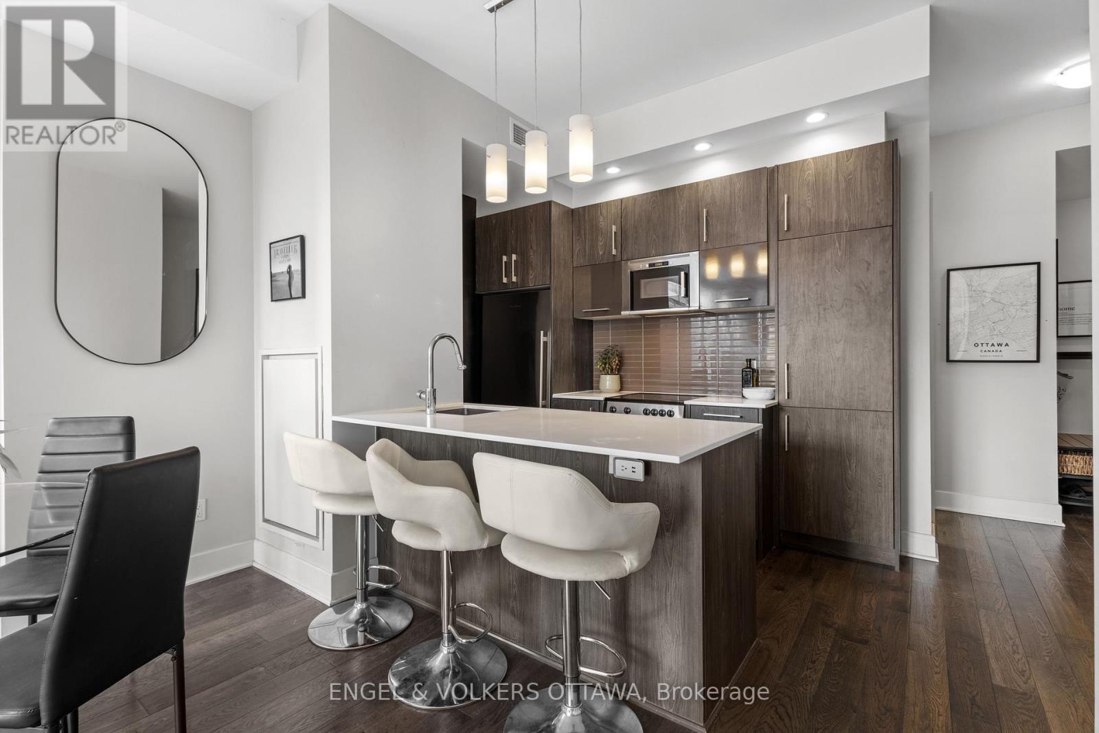 #302 255 BAY STREET - 24