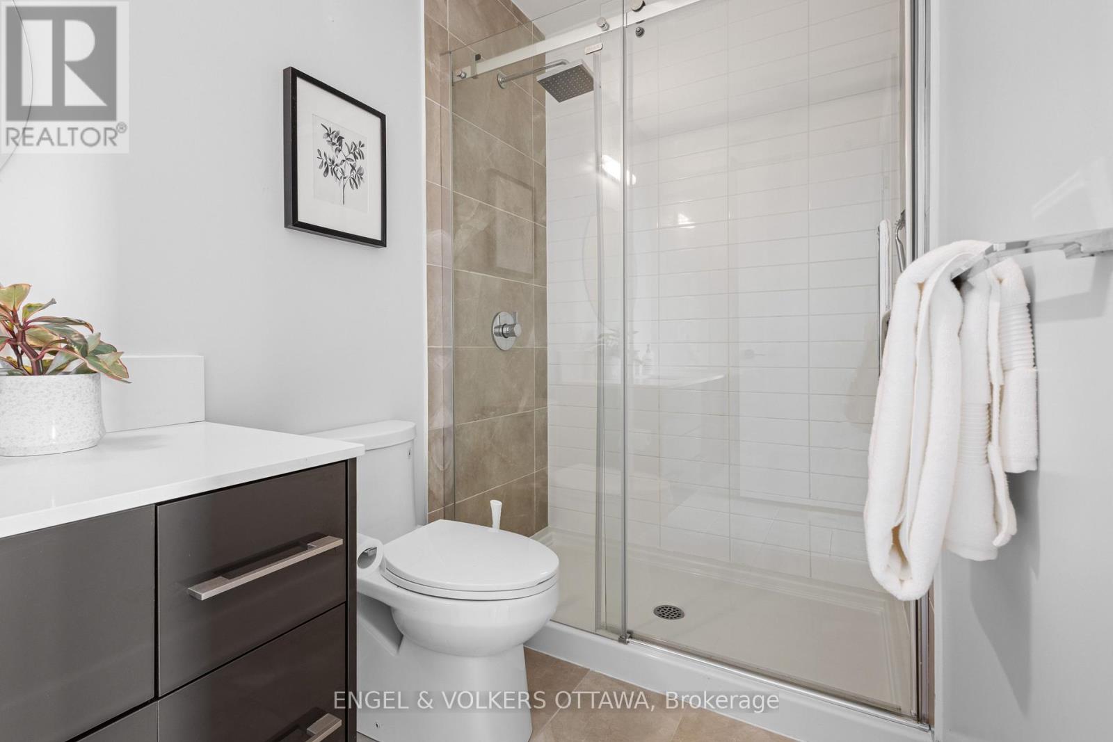 #302 255 BAY STREET - 33