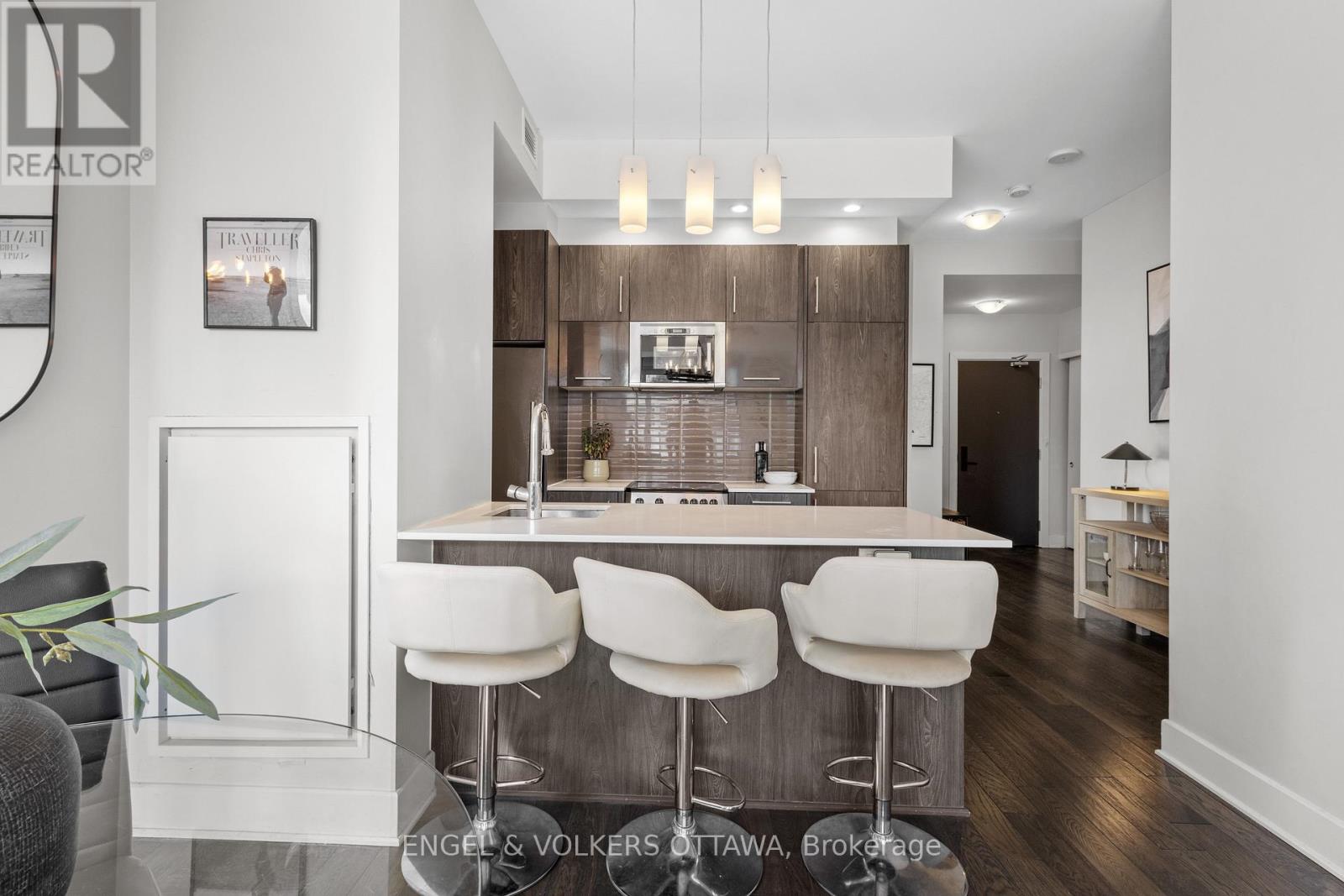 #302 255 BAY STREET - 25