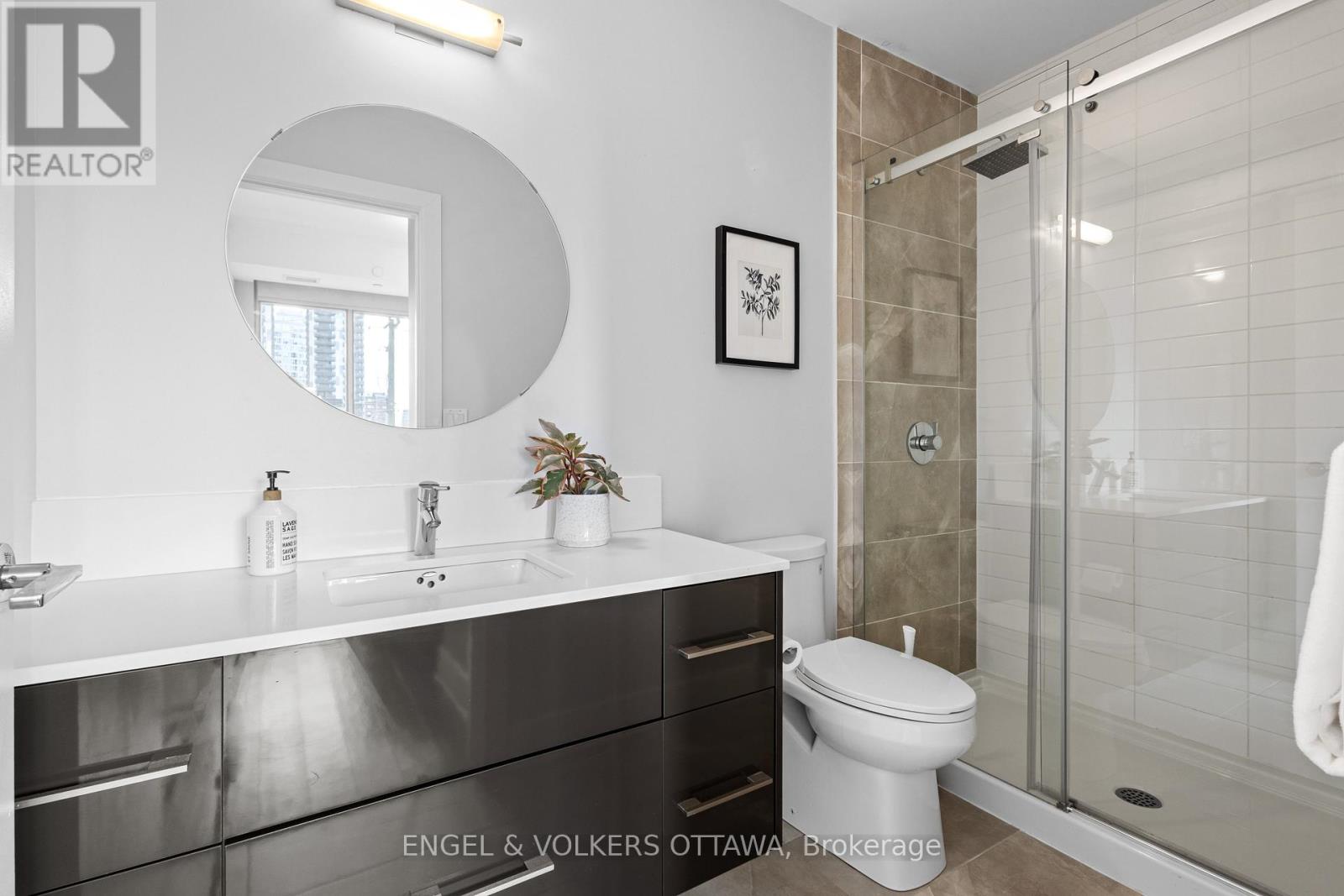 #302 255 BAY STREET - 32