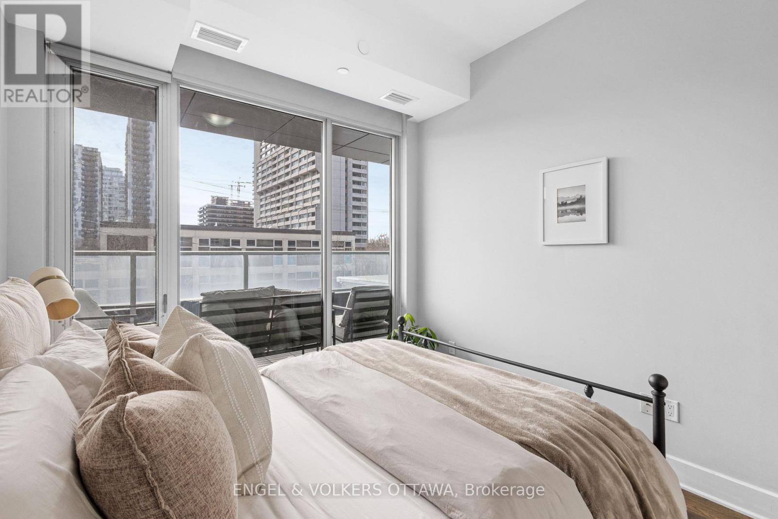 #302 255 BAY STREET - 29