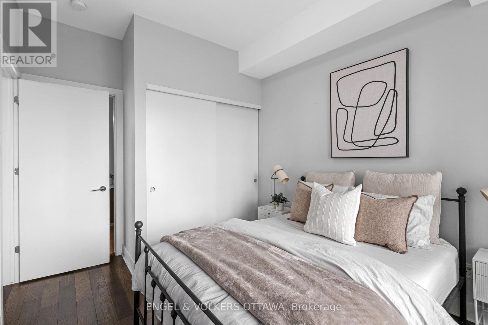 #302 255 BAY STREET - 30