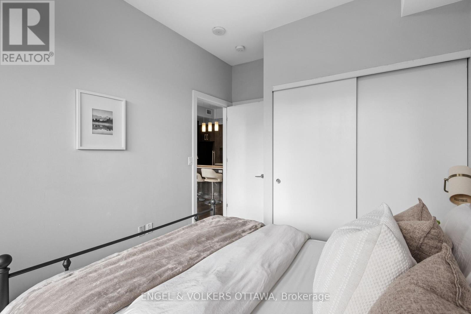 #302 255 BAY STREET - 31