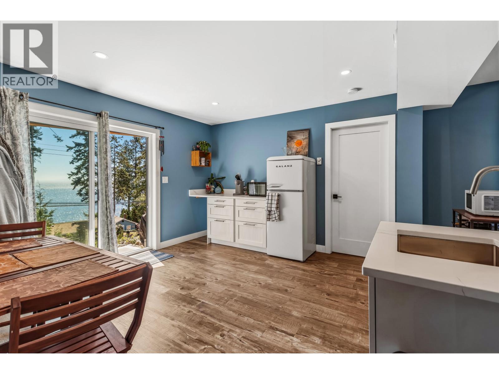 5957 BARNACLE PLACE, Sechelt