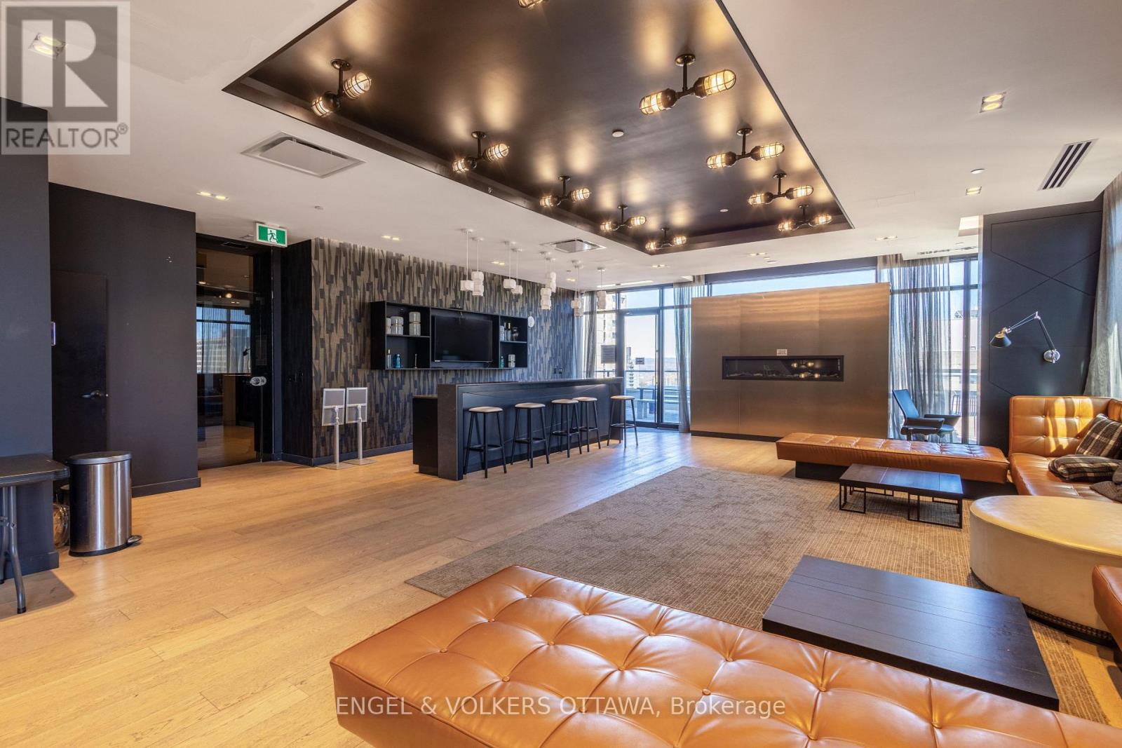 #302 255 BAY STREET - 40