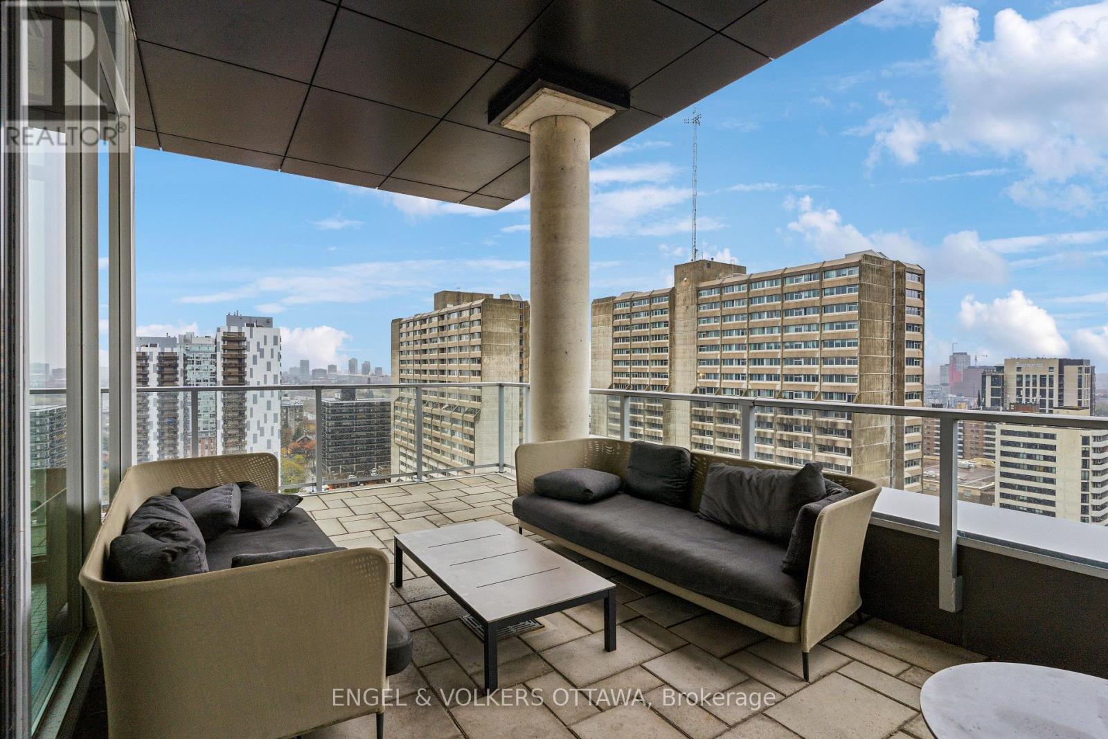 #302 255 BAY STREET - 48