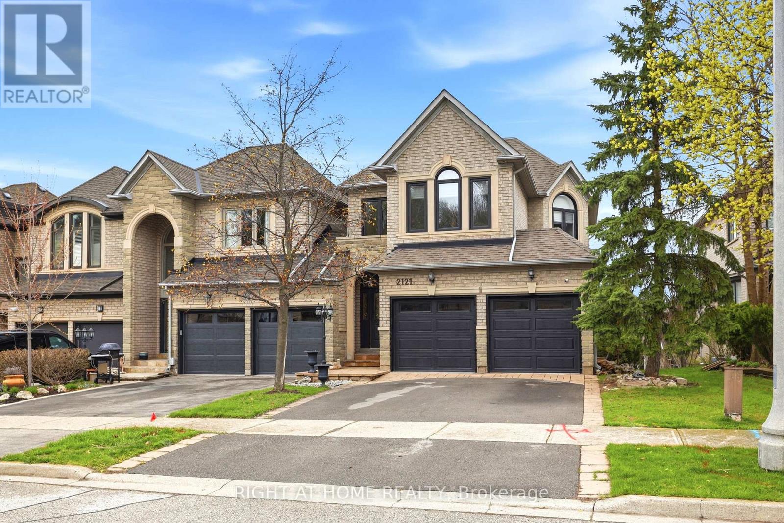 2121 PINEVALLEY CRESCENT - 1
