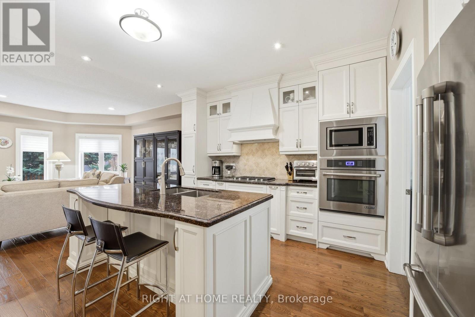 2121 PINEVALLEY CRESCENT - 10