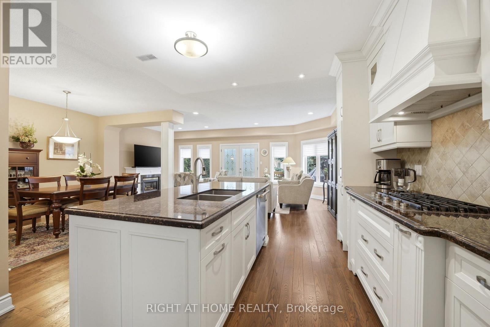 2121 PINEVALLEY CRESCENT - 11