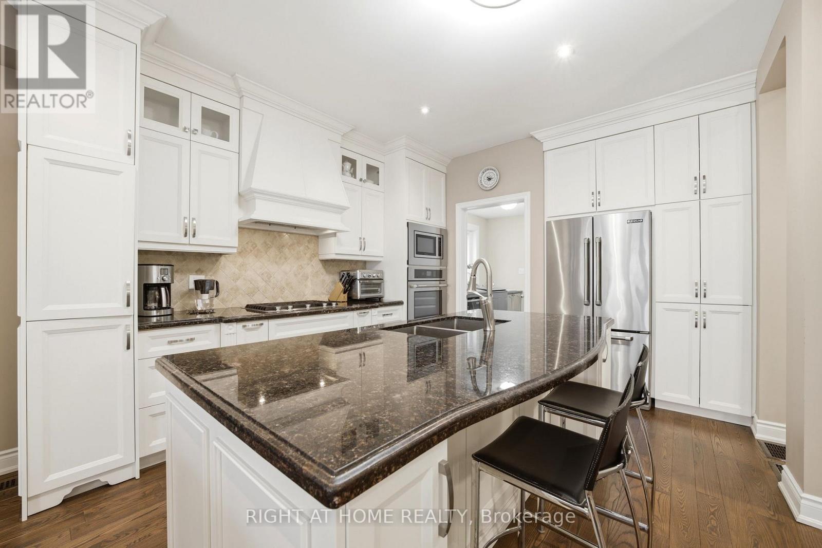 2121 PINEVALLEY CRESCENT - 13