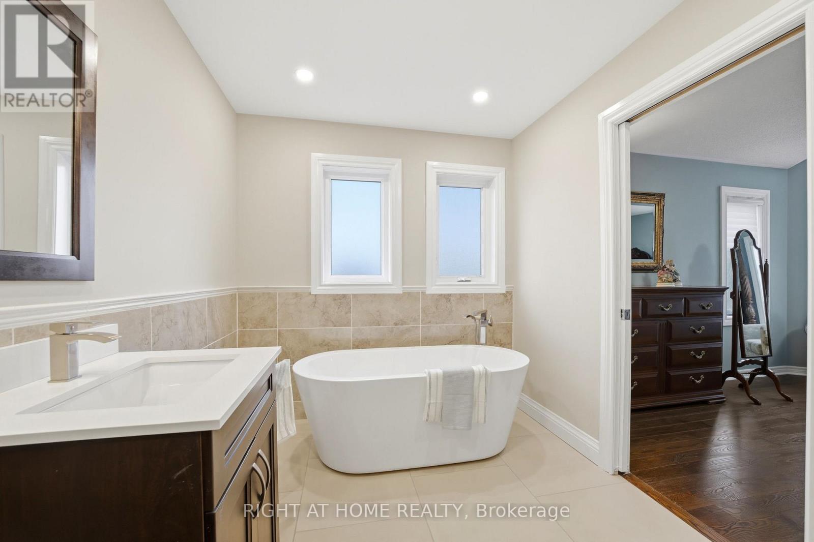 2121 PINEVALLEY CRESCENT - 23