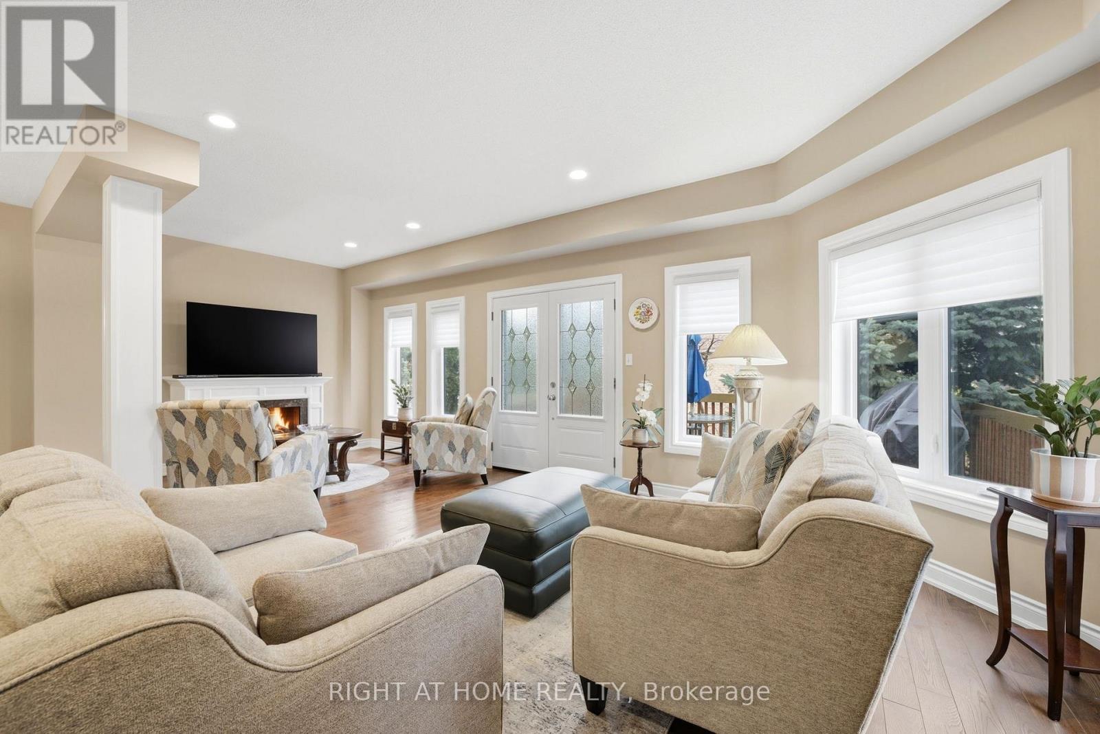 2121 PINEVALLEY CRESCENT - 6