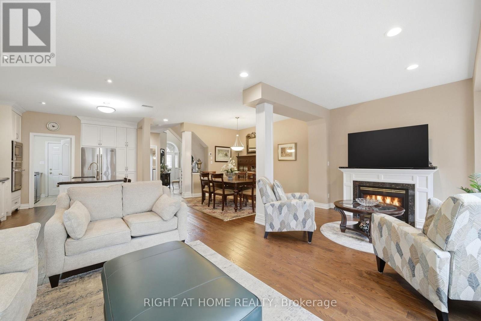 2121 PINEVALLEY CRESCENT - 8