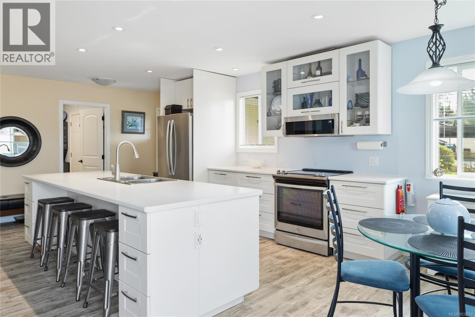 E 5784 Lakes Rd, Duncan