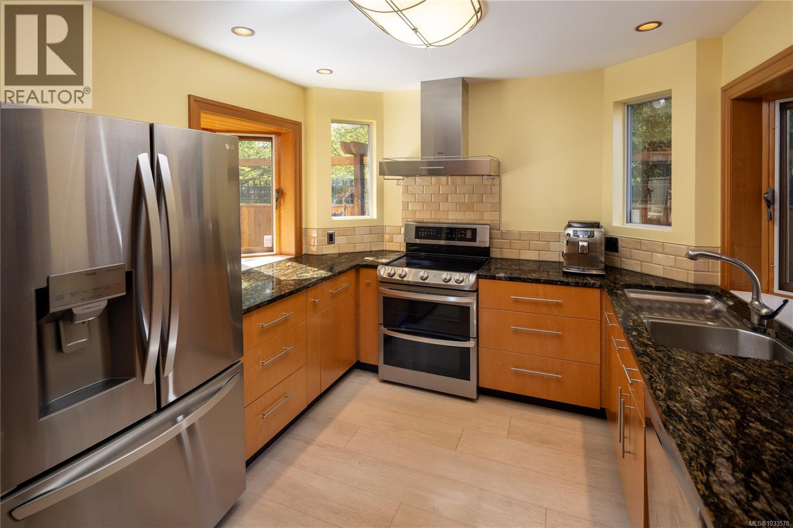 1660 Hampshire Rd, Oak Bay