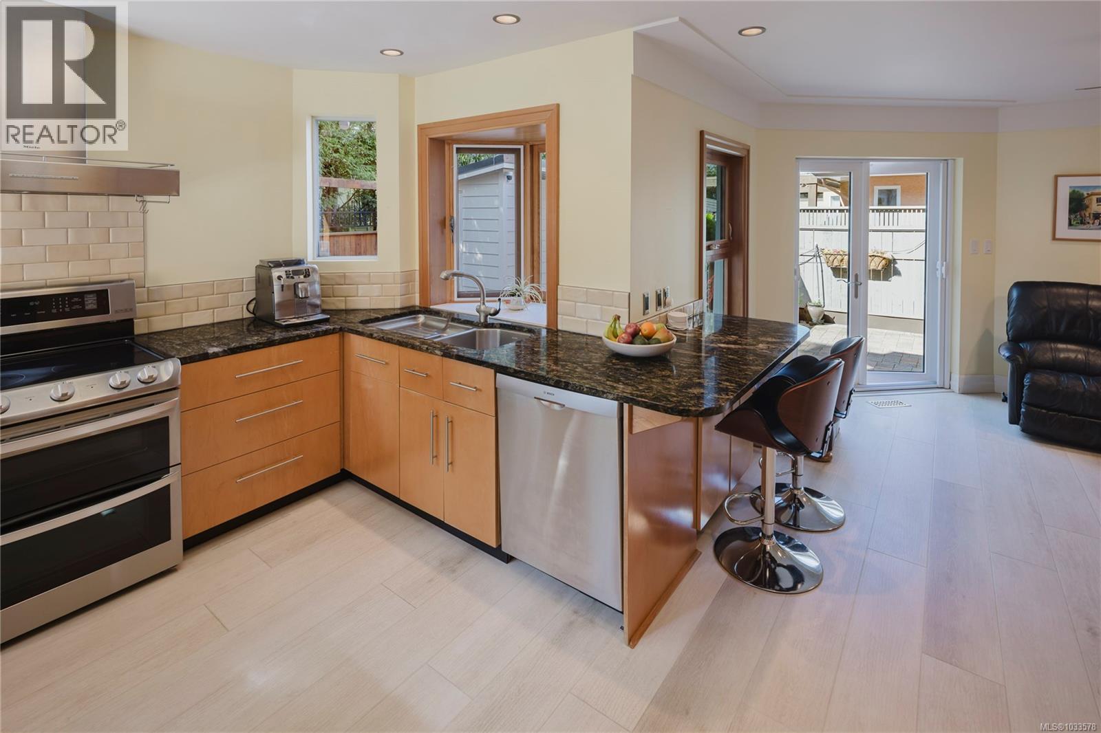 1660 Hampshire Rd, Oak Bay