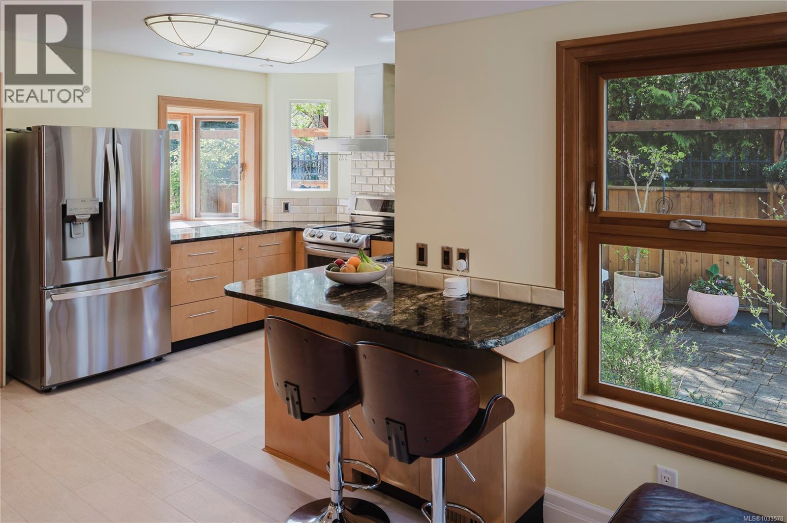 1660 Hampshire Rd, Oak Bay