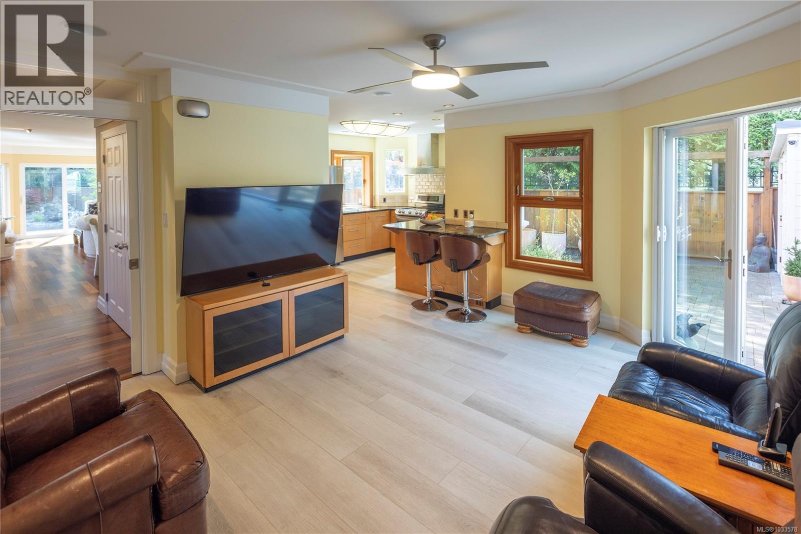 1660 Hampshire Rd, Oak Bay