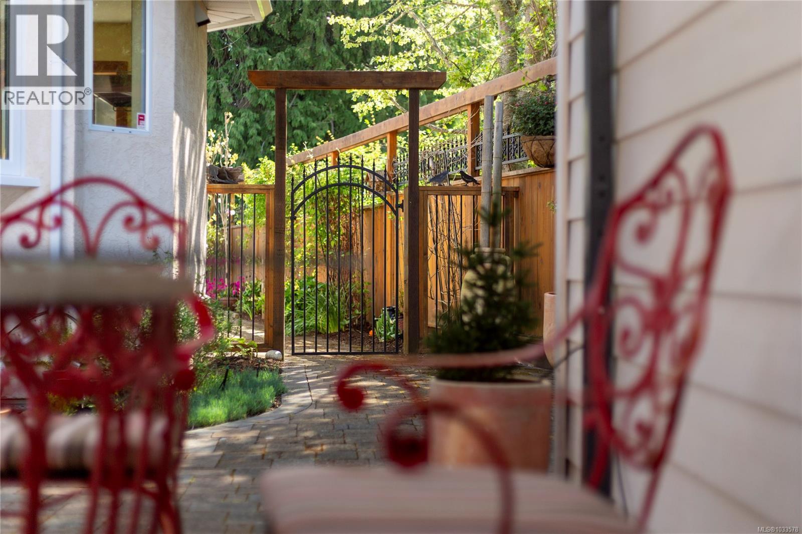 1660 Hampshire Rd, Oak Bay