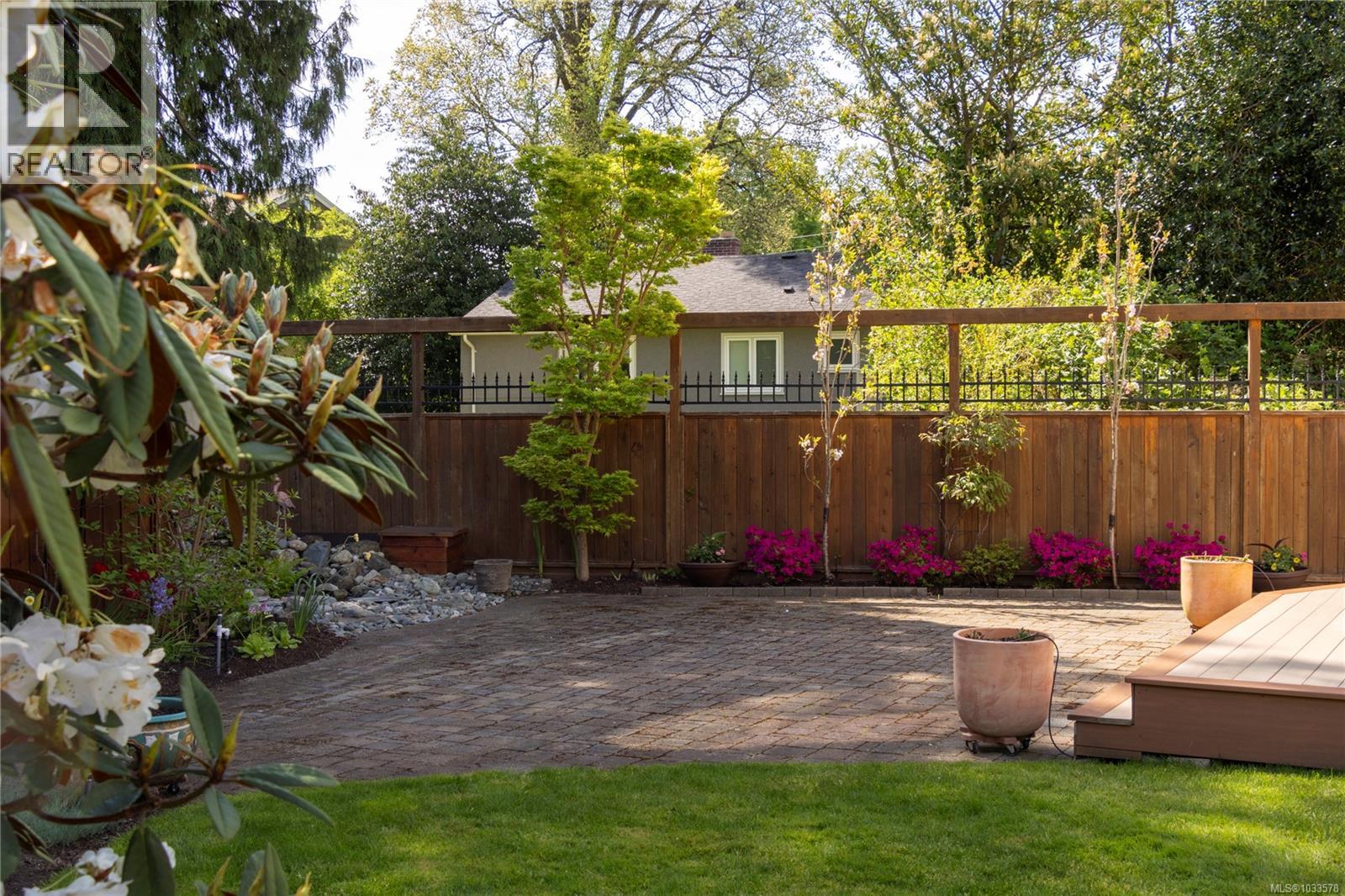 1660 Hampshire Rd, Oak Bay