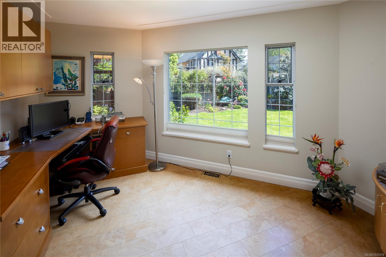 1660 Hampshire Rd, Oak Bay