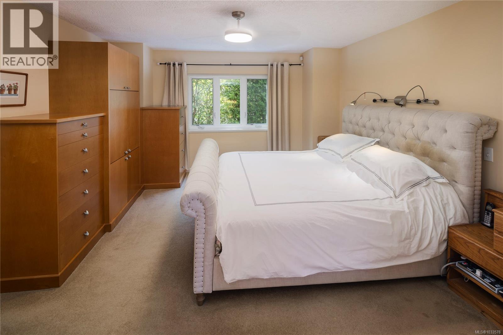 1660 Hampshire Rd, Oak Bay