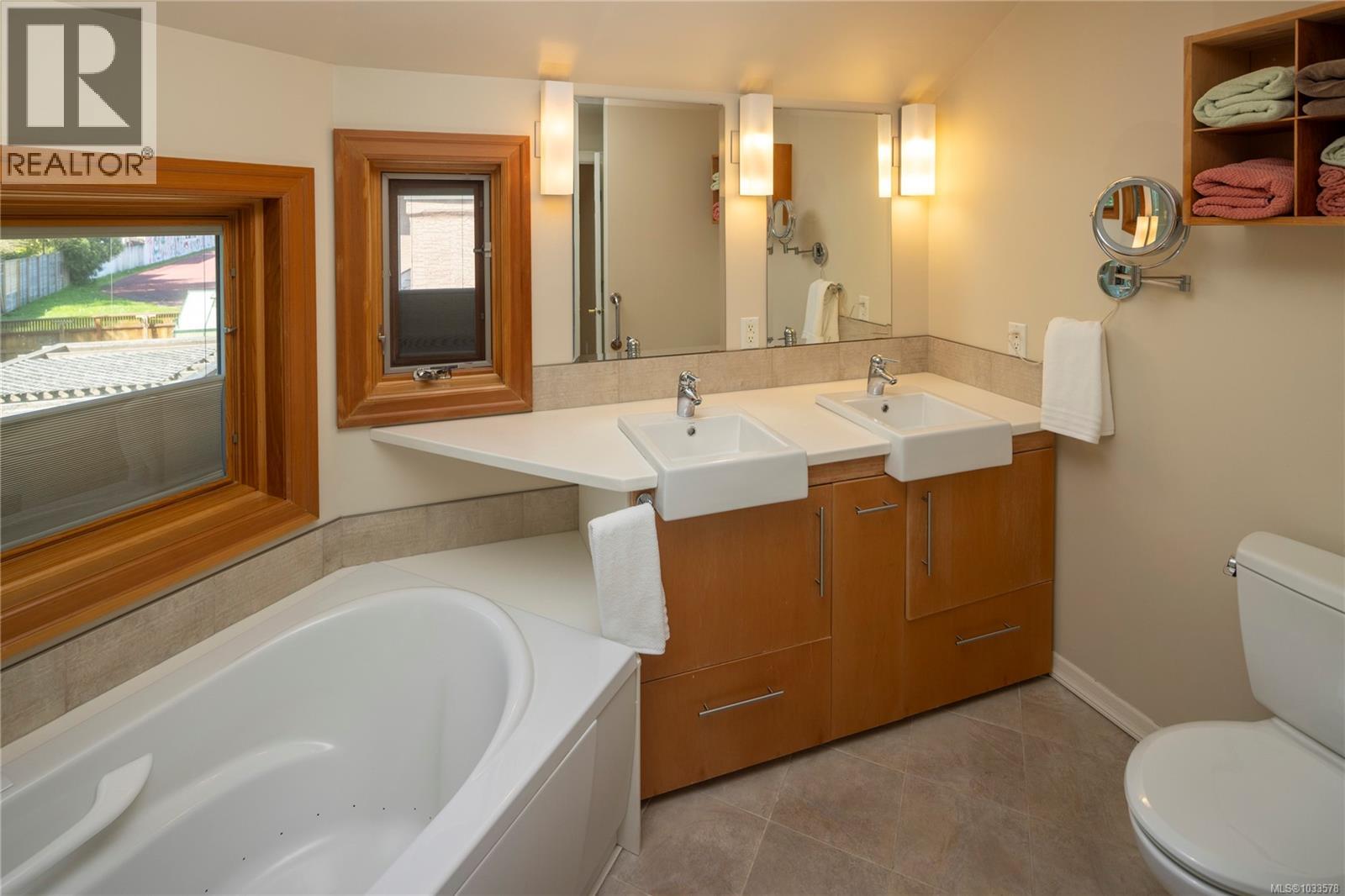 1660 Hampshire Rd, Oak Bay