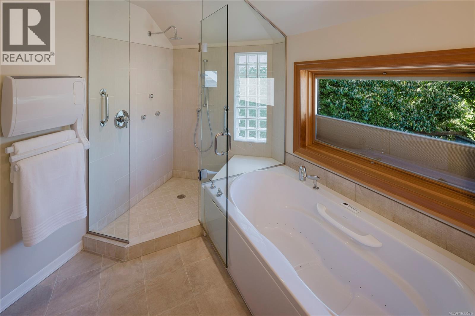 1660 Hampshire Rd, Oak Bay