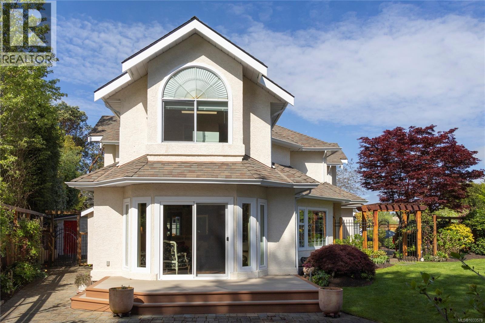 1660 Hampshire Rd, Oak Bay