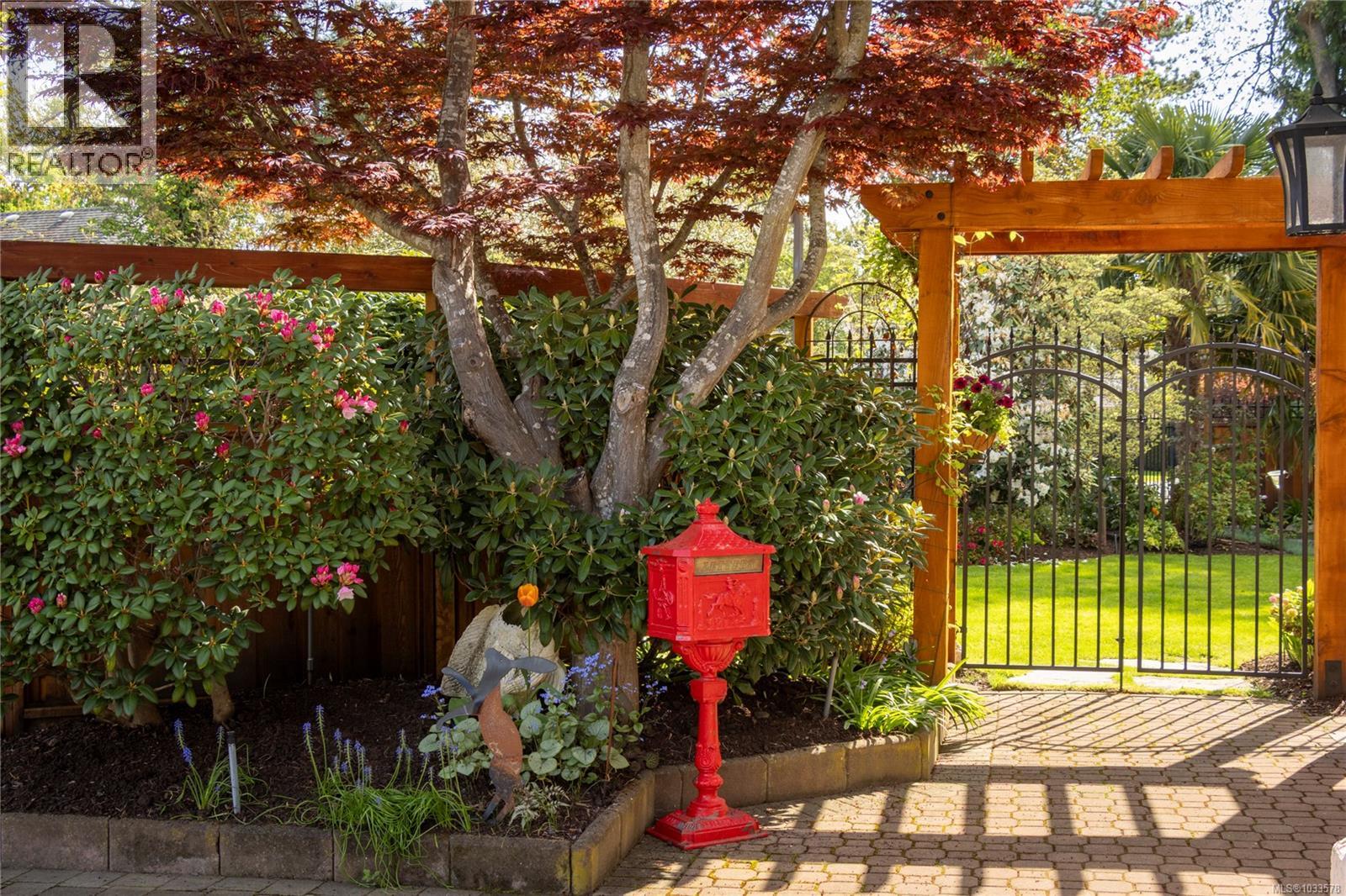 1660 Hampshire Rd, Oak Bay