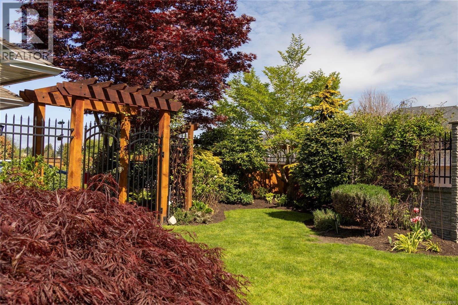 1660 Hampshire Rd, Oak Bay