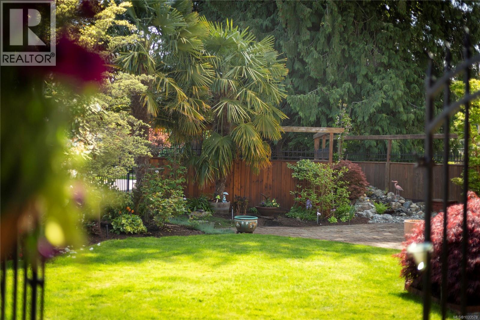 1660 Hampshire Rd, Oak Bay