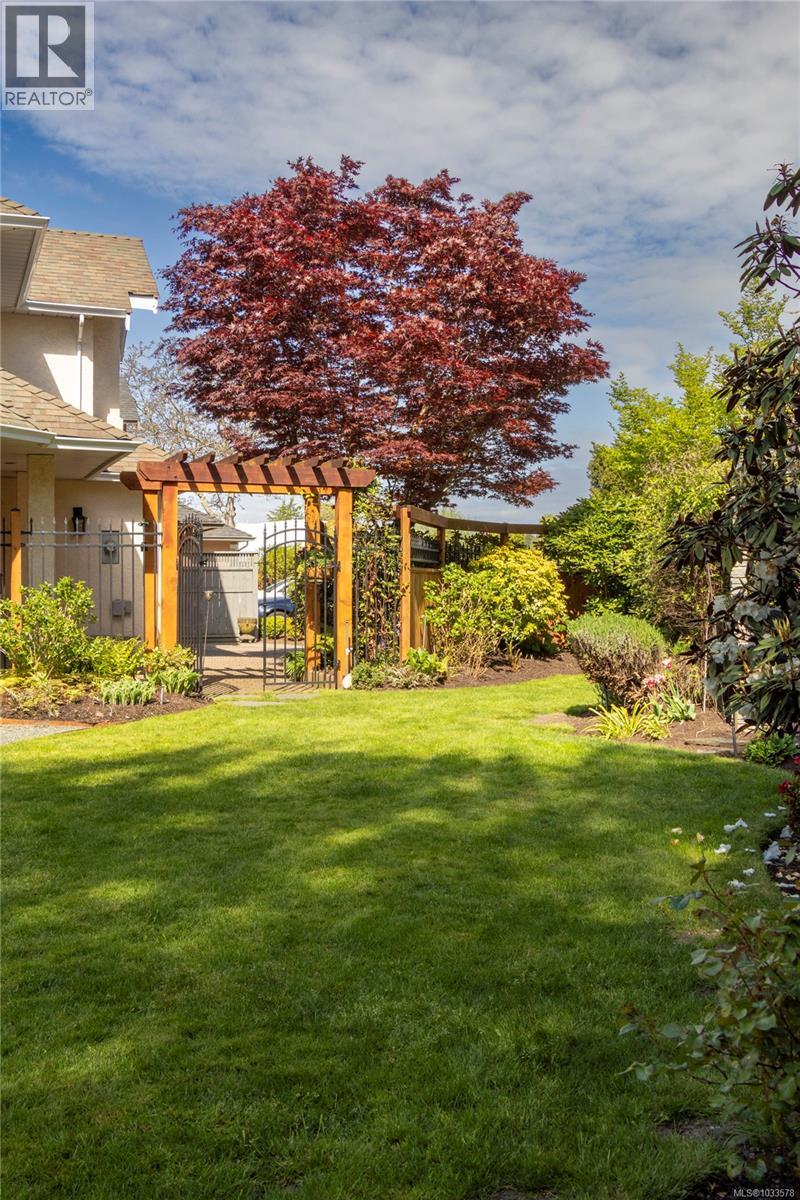 1660 Hampshire Rd, Oak Bay