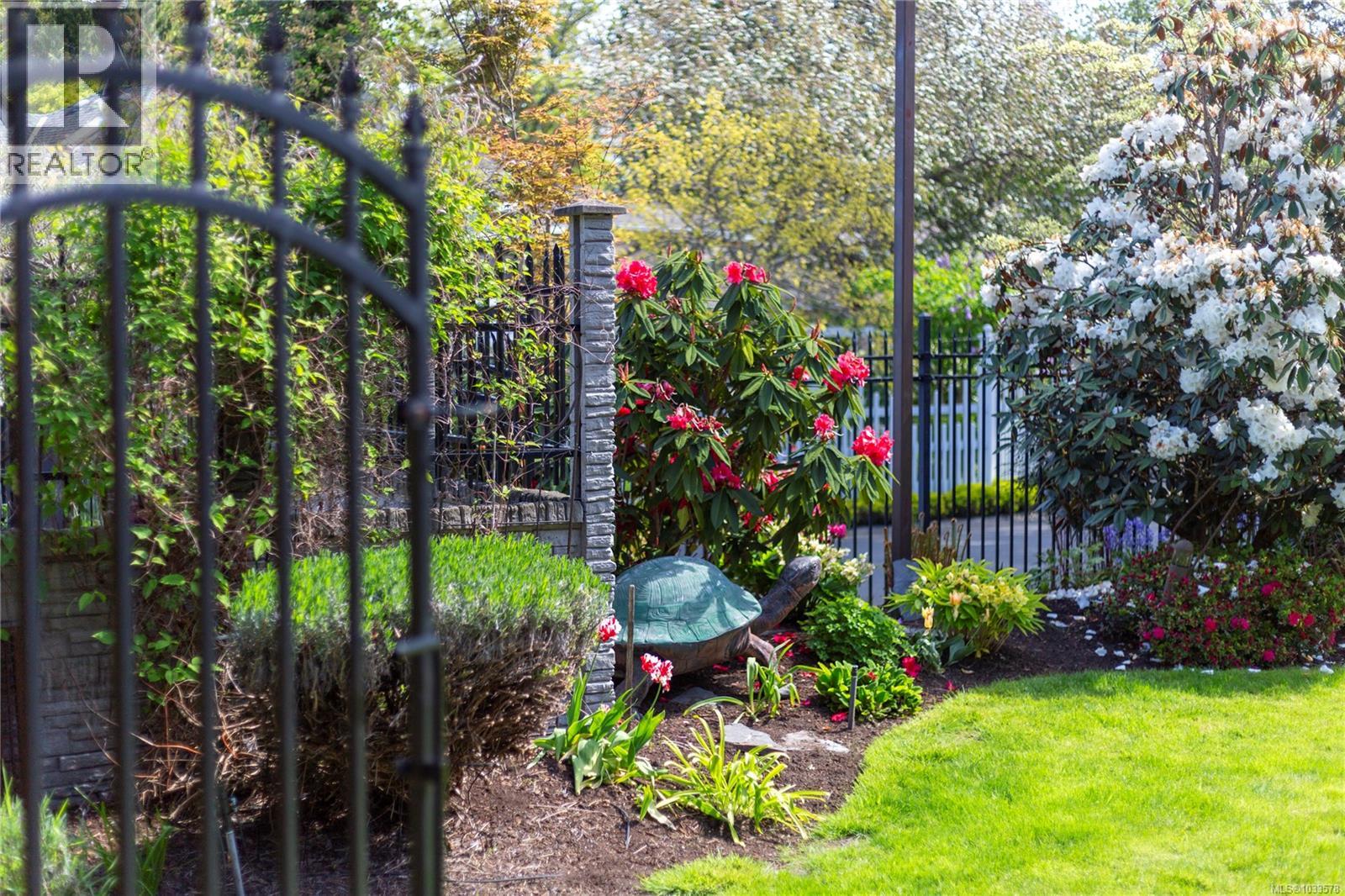 1660 Hampshire Rd, Oak Bay