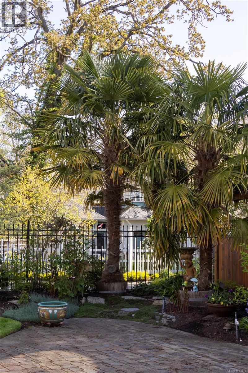 1660 Hampshire Rd, Oak Bay