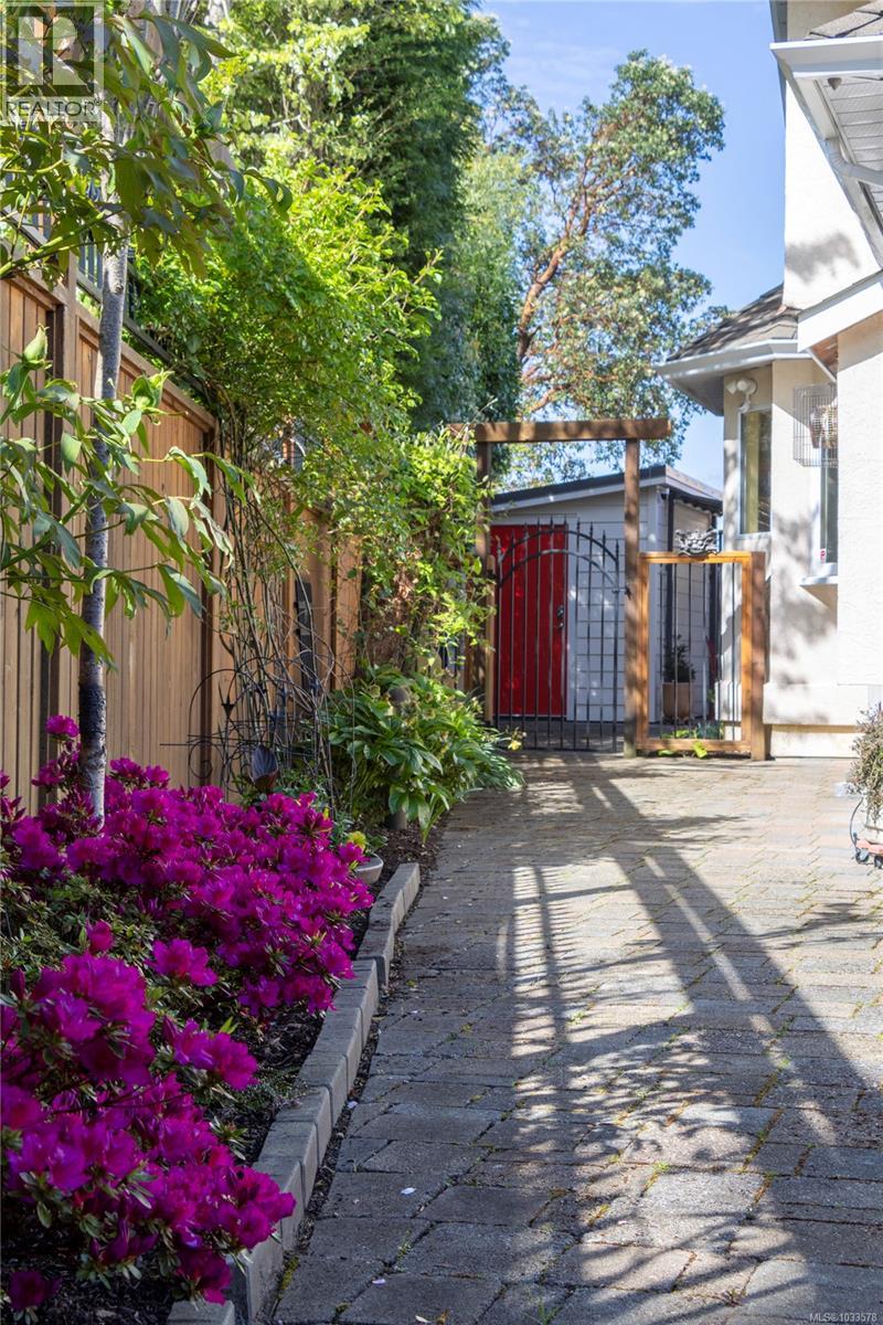 1660 Hampshire Rd, Oak Bay