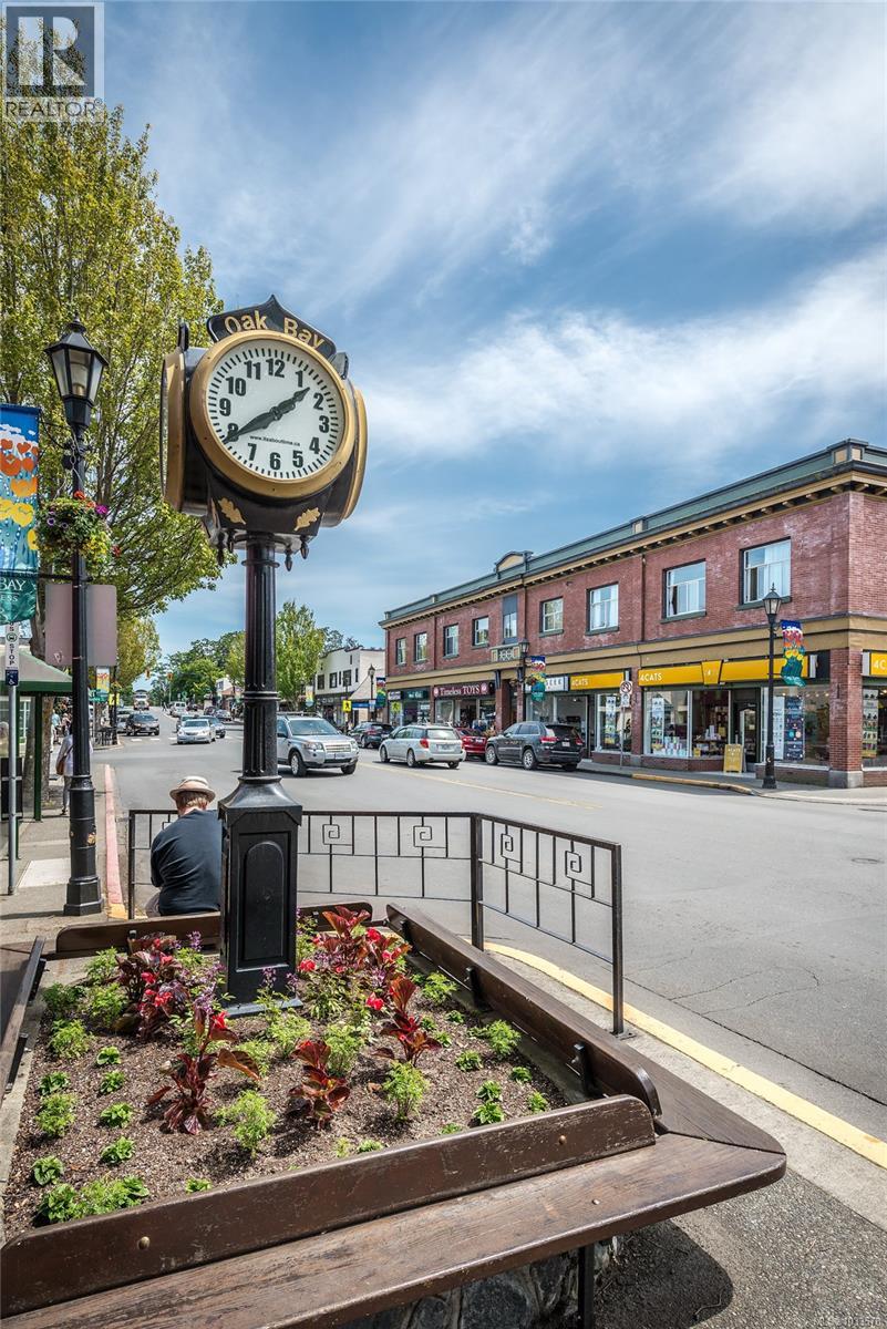 1660 Hampshire Rd, Oak Bay