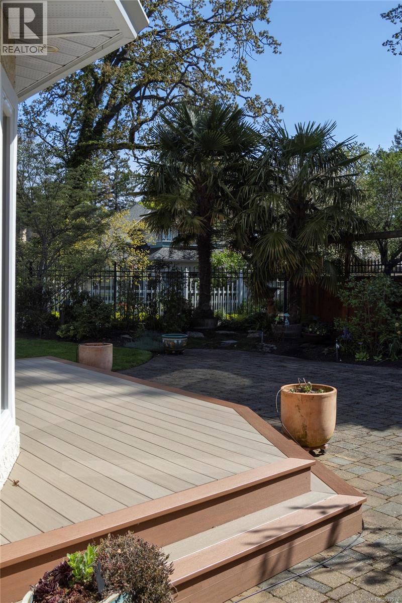 1660 Hampshire Rd, Oak Bay