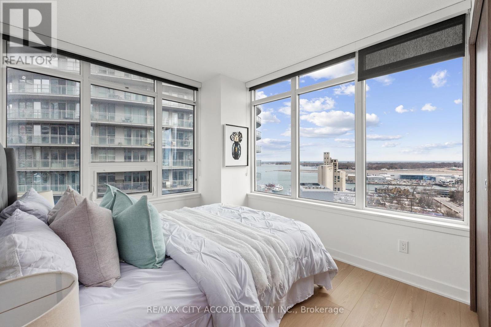 #2015 17 BATHURST STREET - 11