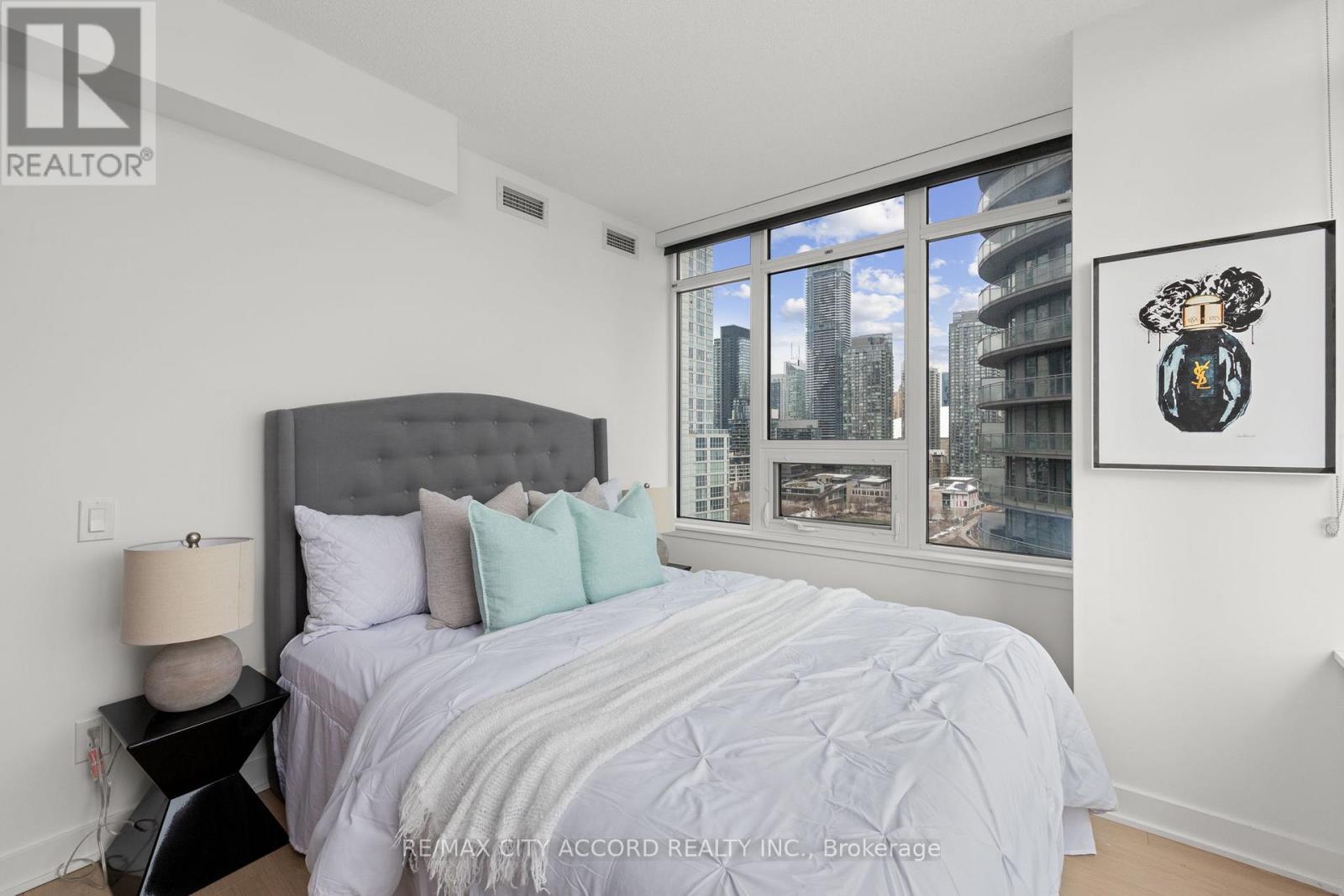 #2015 17 BATHURST STREET - 12