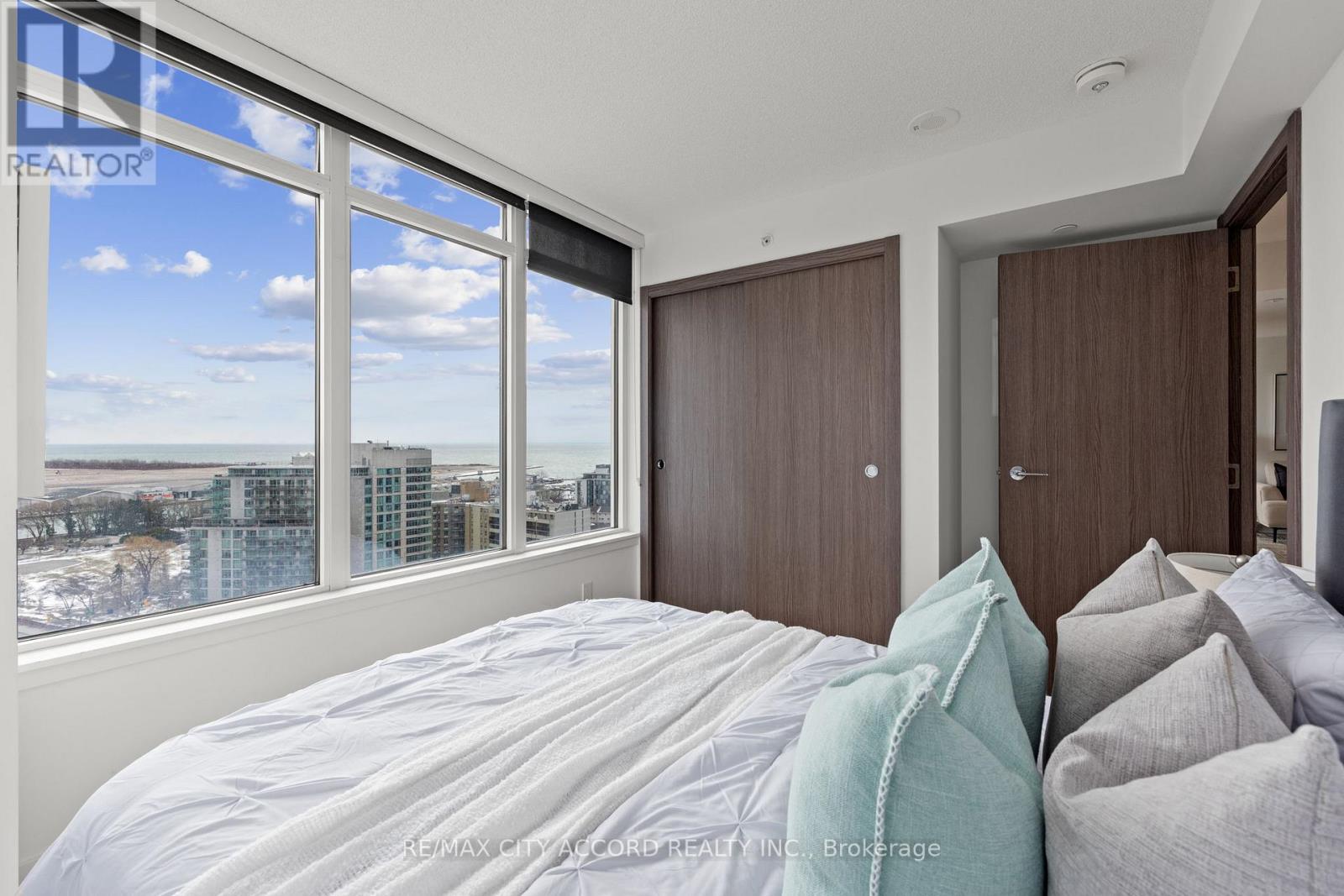 #2015 17 BATHURST STREET - 13