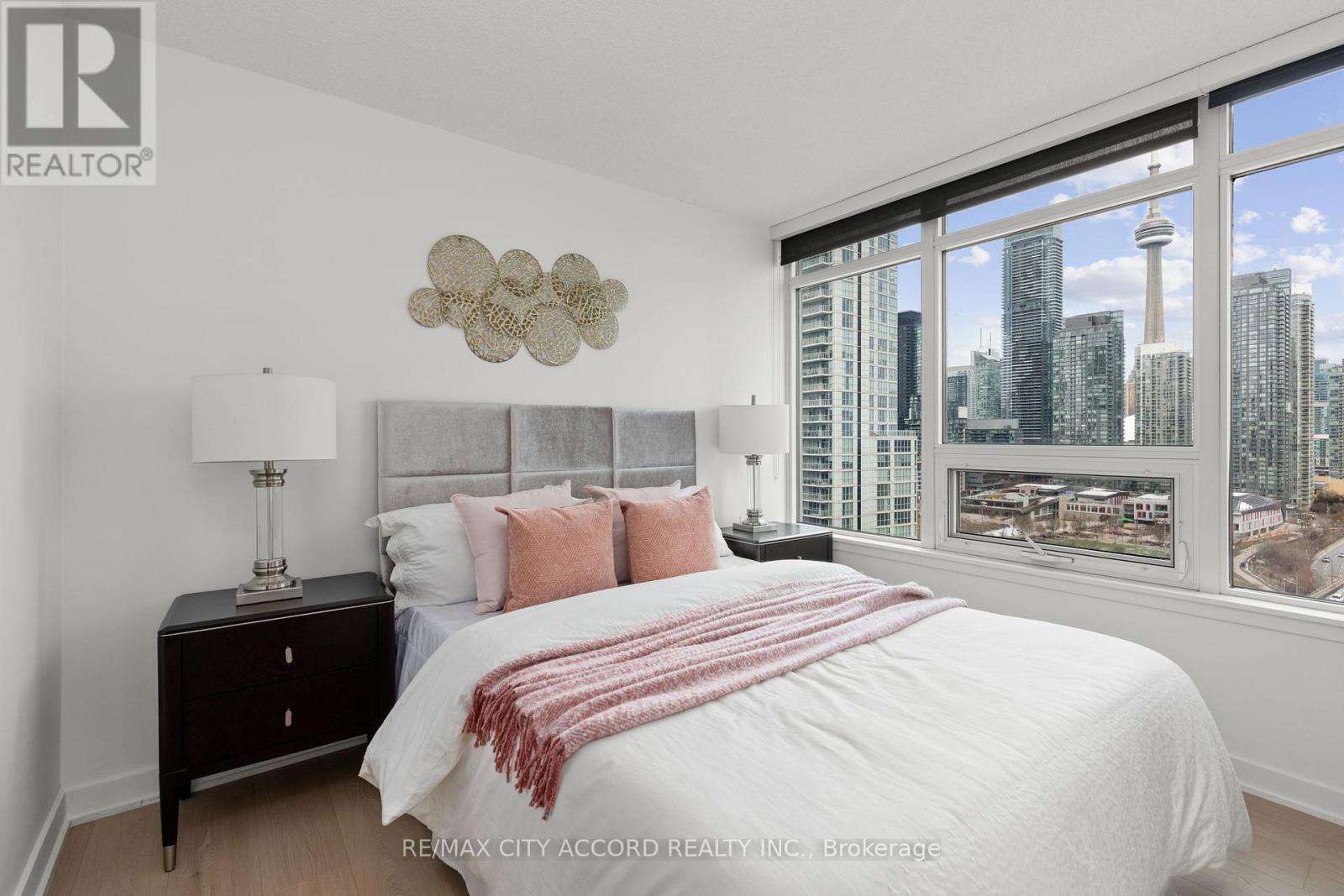 #2015 17 BATHURST STREET - 14
