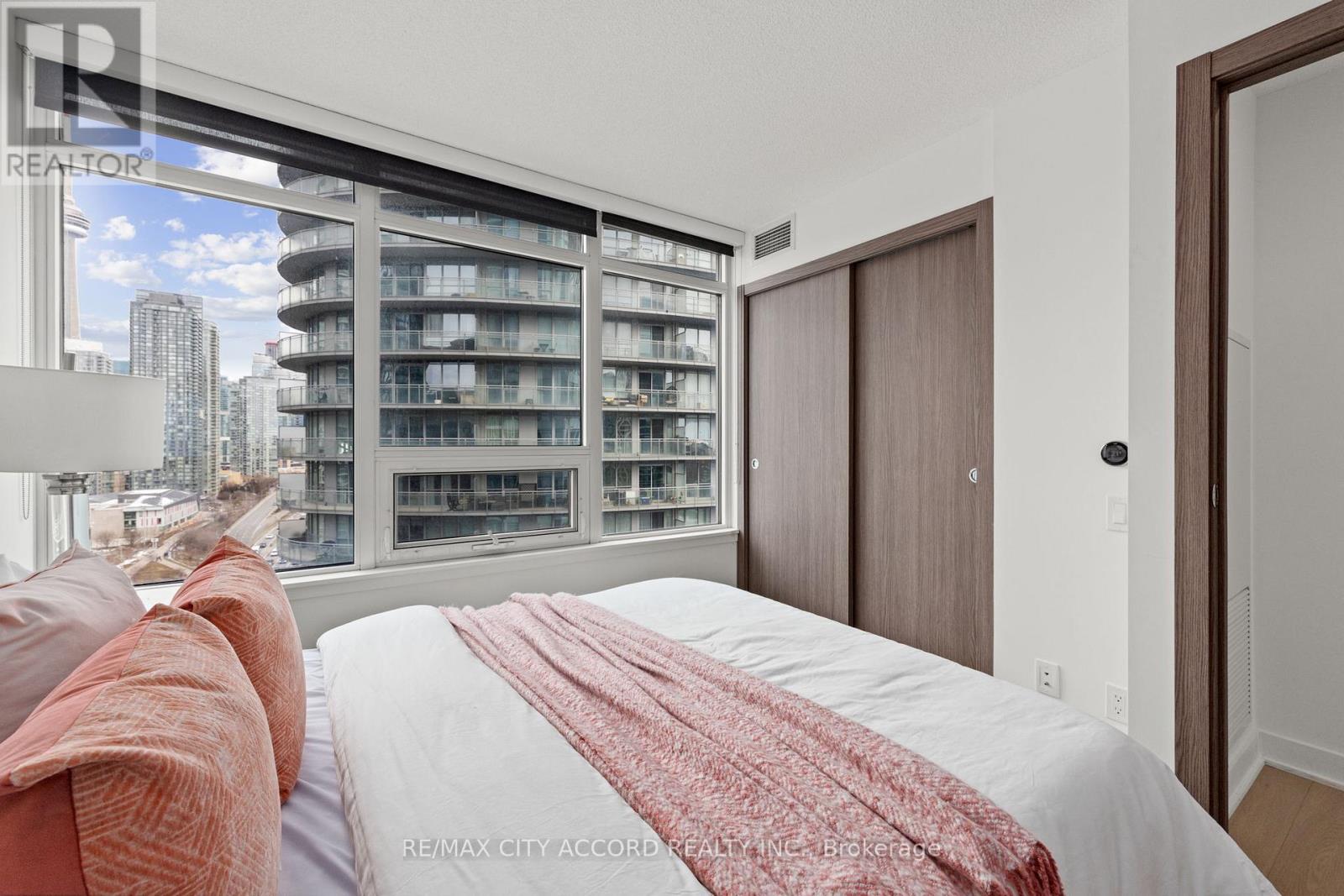 #2015 17 BATHURST STREET - 15