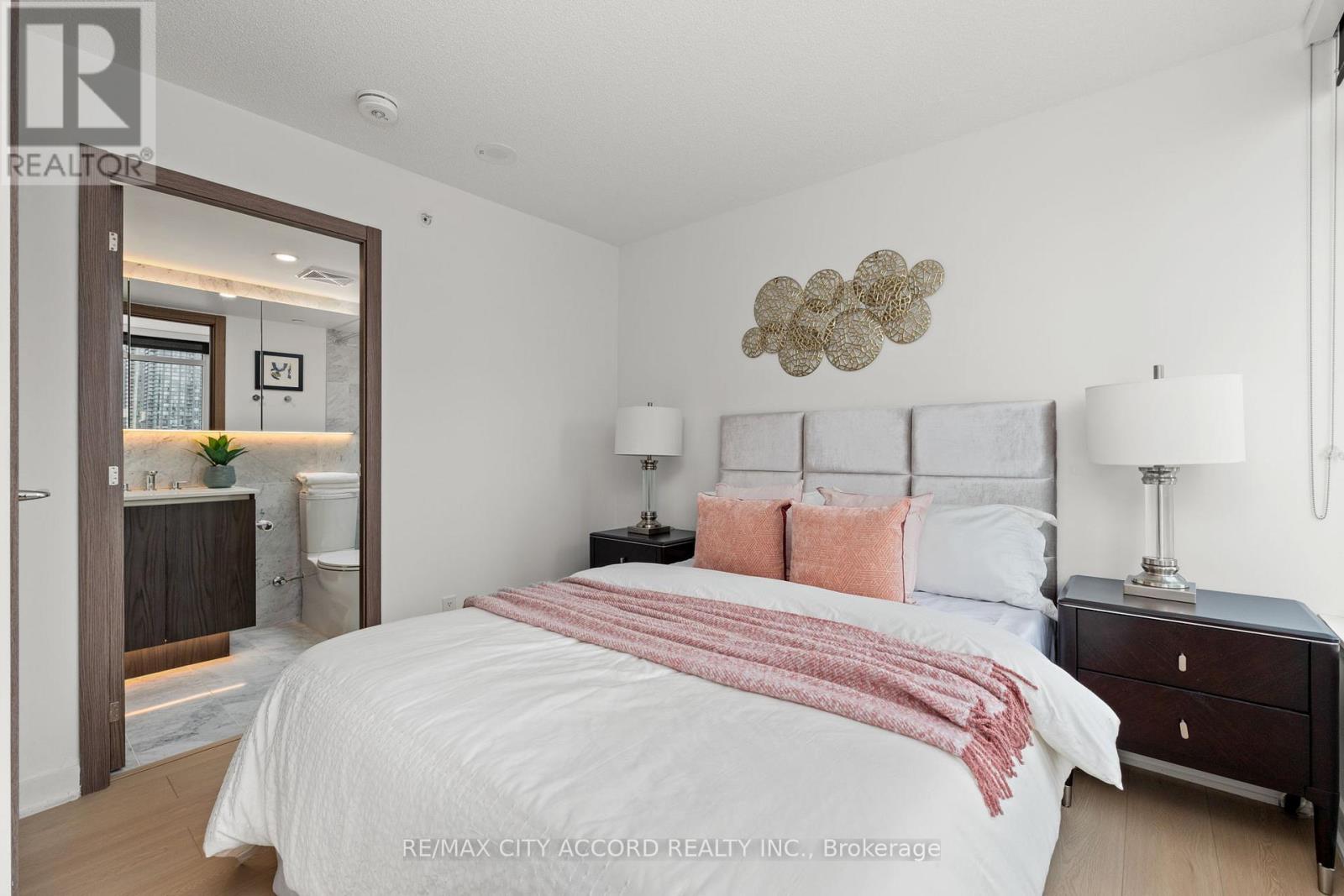 #2015 17 BATHURST STREET - 16