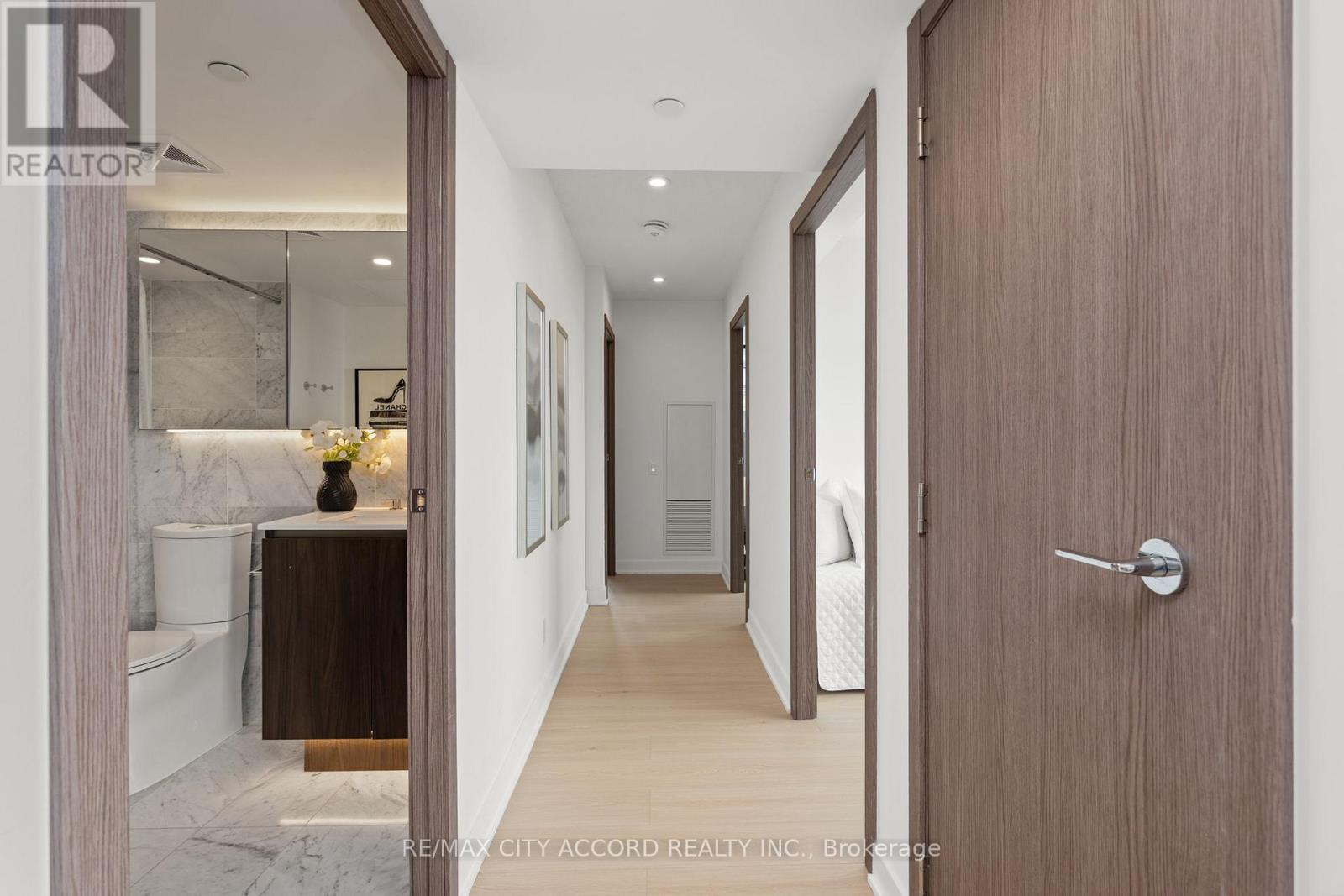 #2015 17 BATHURST STREET - 19