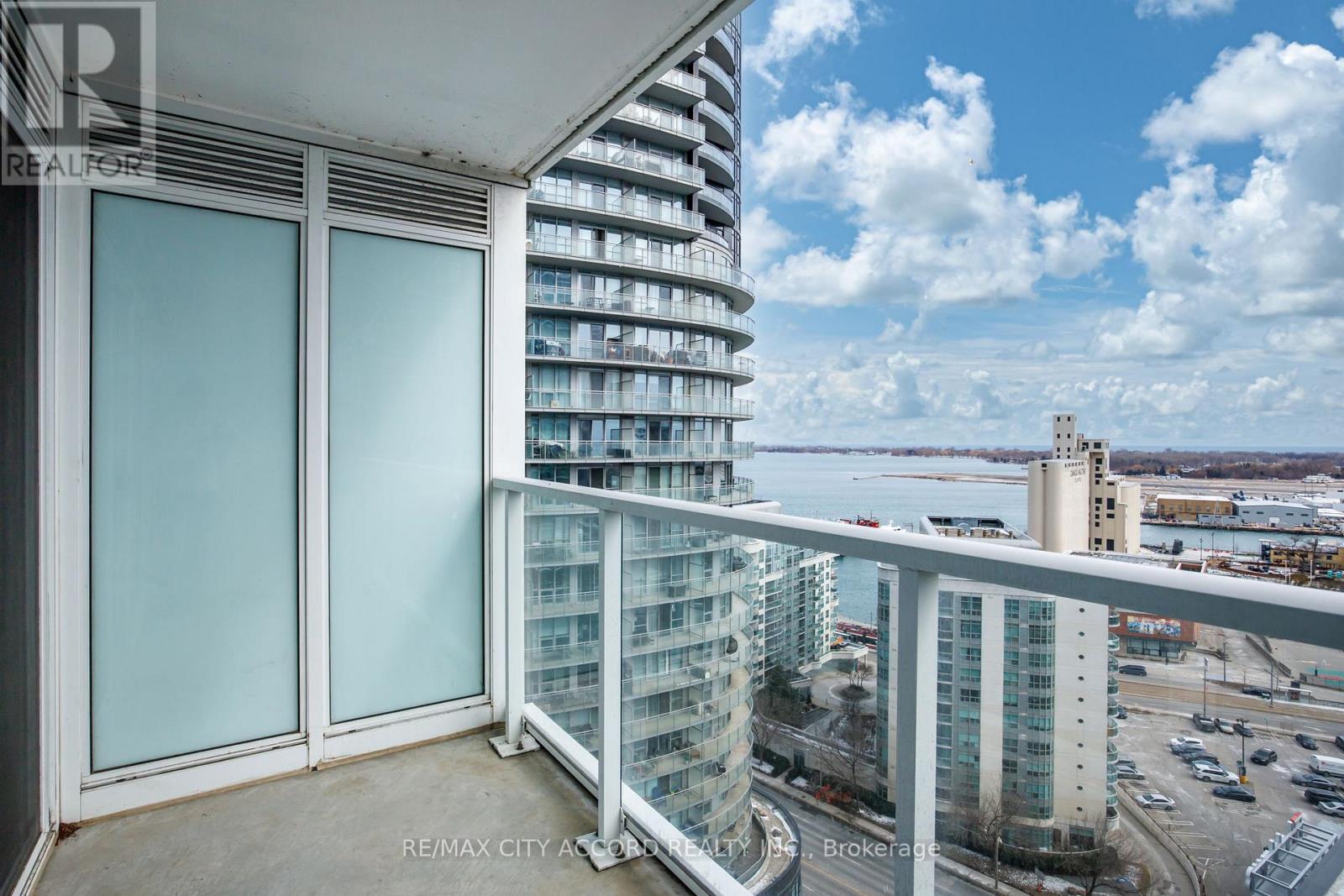 #2015 17 BATHURST STREET - 22