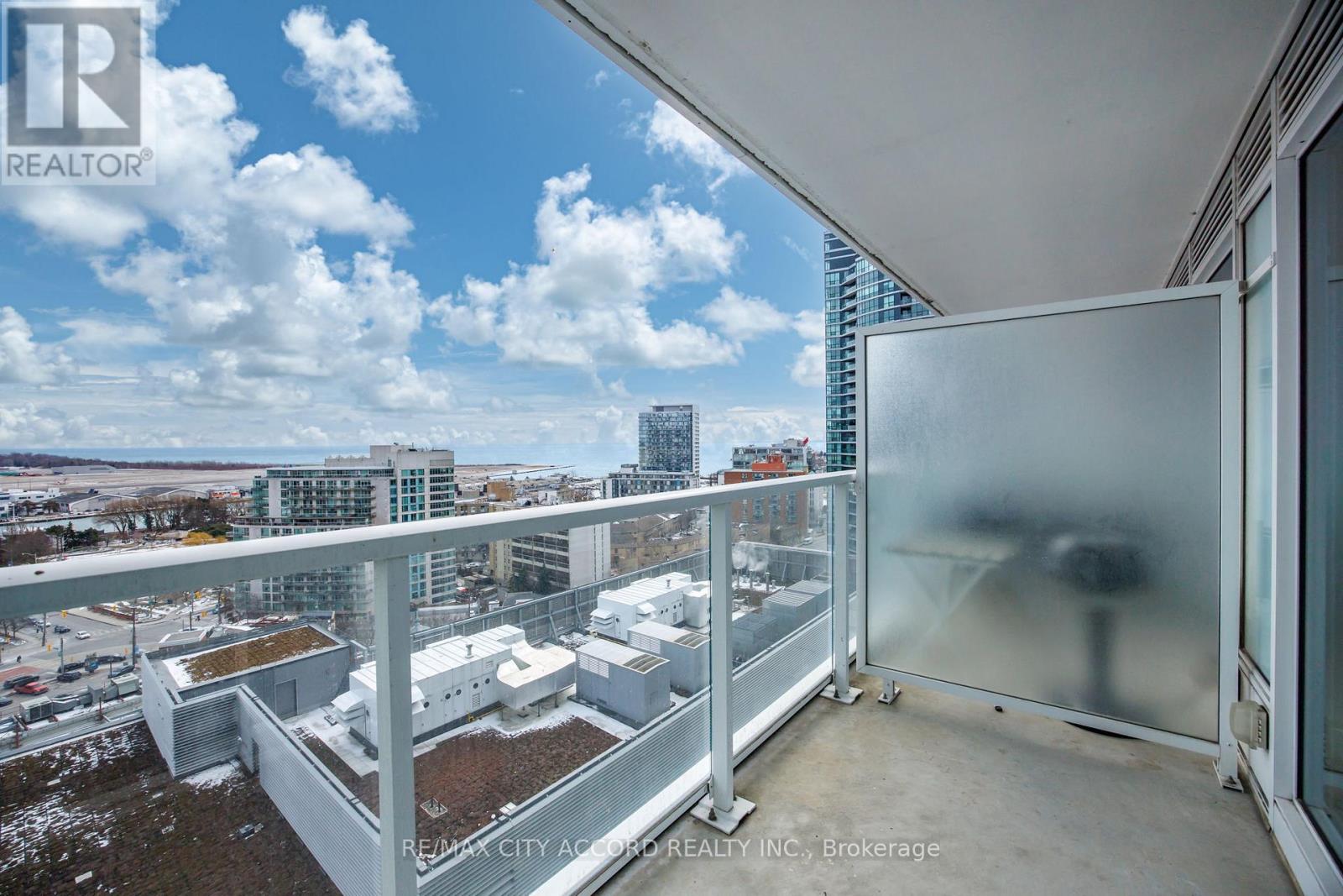 #2015 17 BATHURST STREET - 23