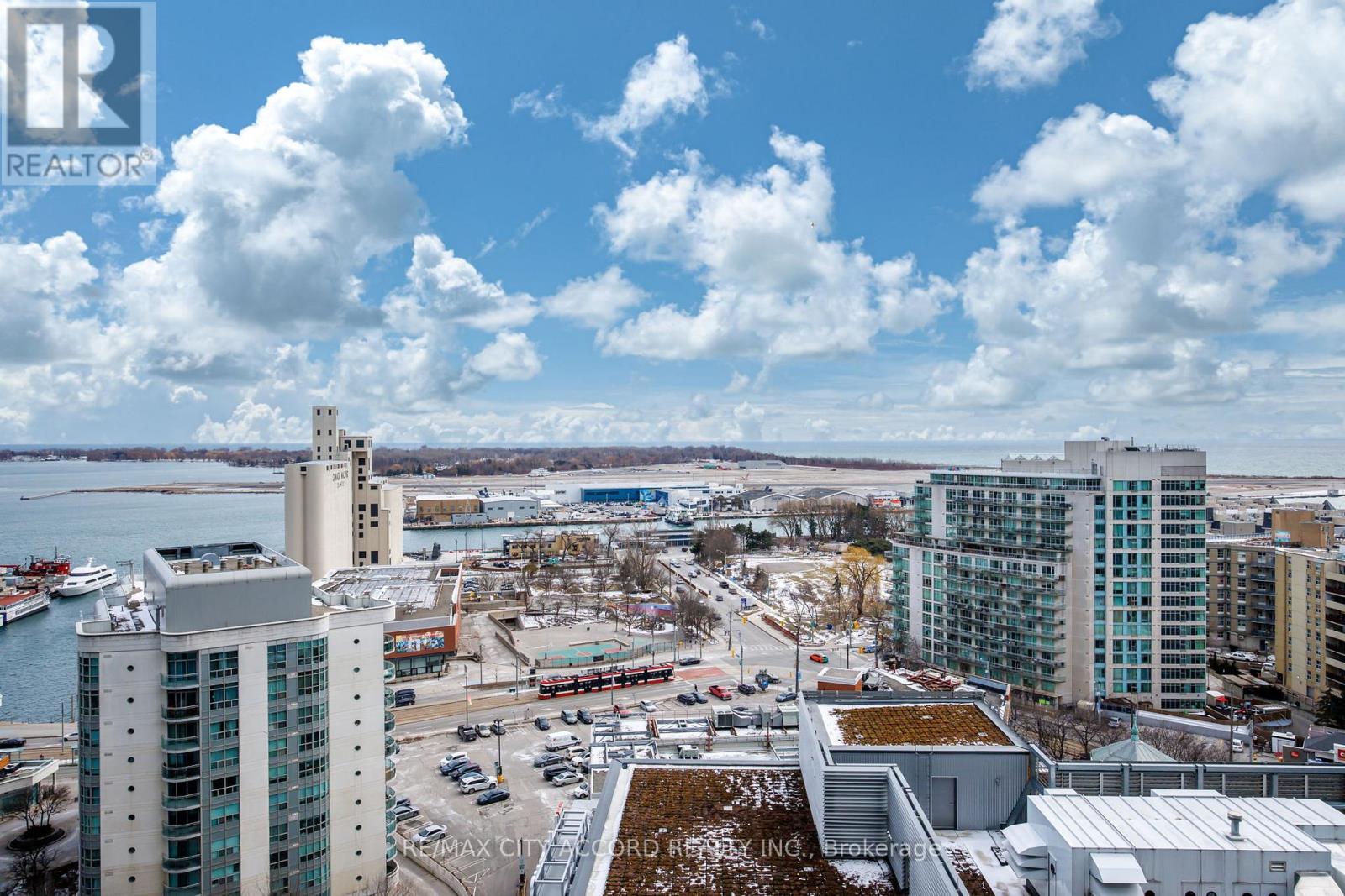 #2015 17 BATHURST STREET - 24