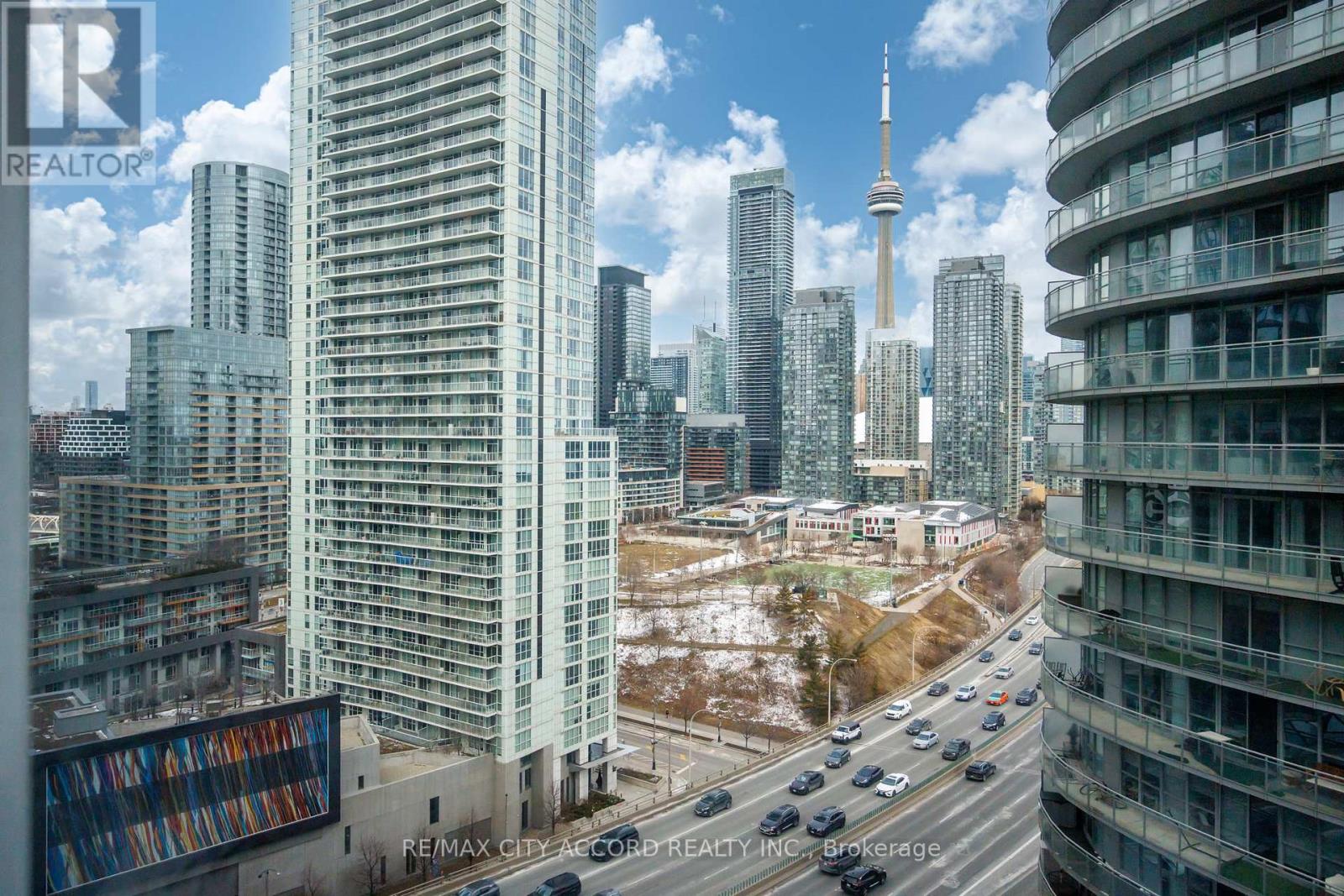#2015 17 BATHURST STREET - 25