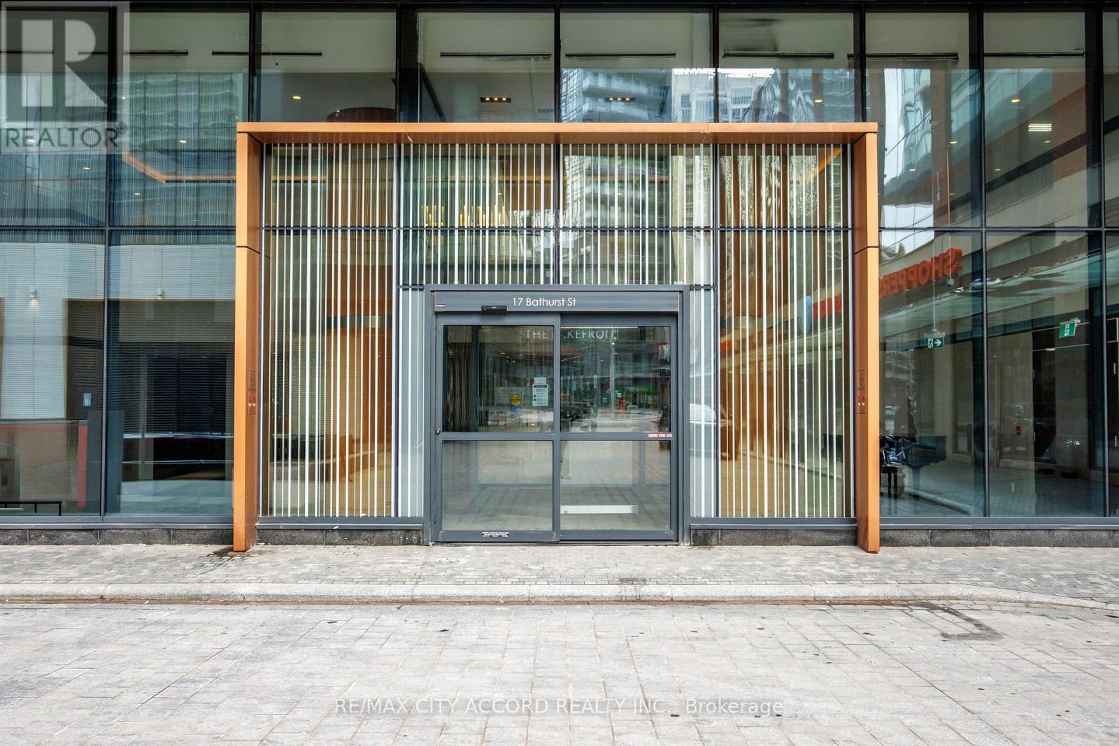 #2015 17 BATHURST STREET - 28